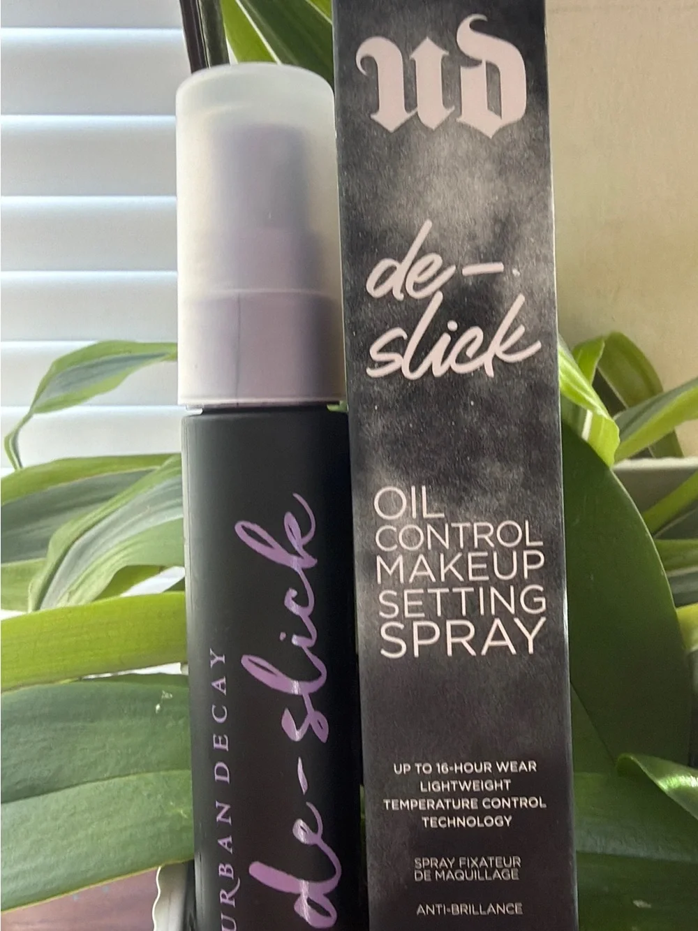 Urban Decay De-Slick Makeup Setting Spray — Black with Purple Accents
